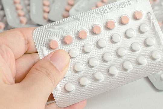 Thuốc tránh thai trị mụn bọc ở cằm